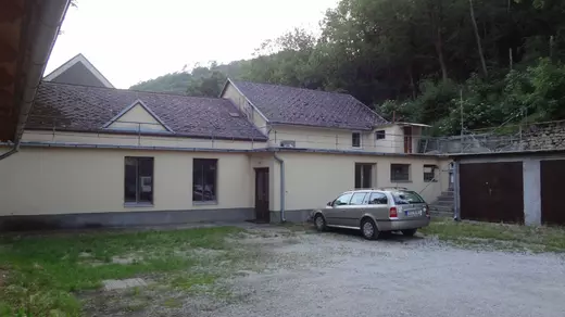 05_sokolovna Karlštejn - nádvoří s ubytovnou_DSC01595.webp
