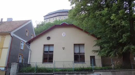 Průčelí sokolovny Karlštejn